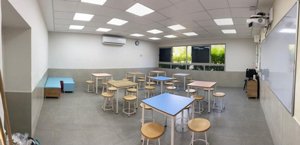 כיתת לימוד עם פינת ישיבה מרופדת כיתת לימוד עם פינת ישיבה מרופדת