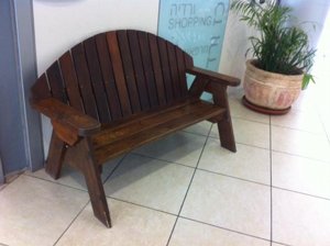 ספסל עץ עם גב קשת ספסל עץ עם גב קשת