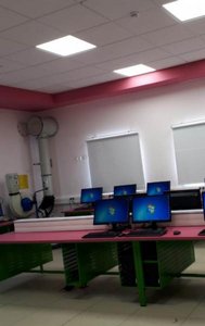 חדר מחשבים עם אי מרכזי חדר מחשבים עם אי מרכזי